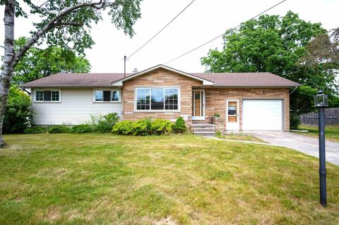 2967 Cadillac Dr, Bay City, MI 48706