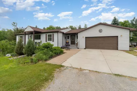 2863 E Bombay, Midland, MI 48642