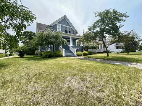 613 S 10th St, Escanaba, MI 49829