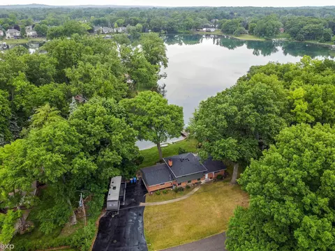2780 N Lk, Waterford, MI 48329