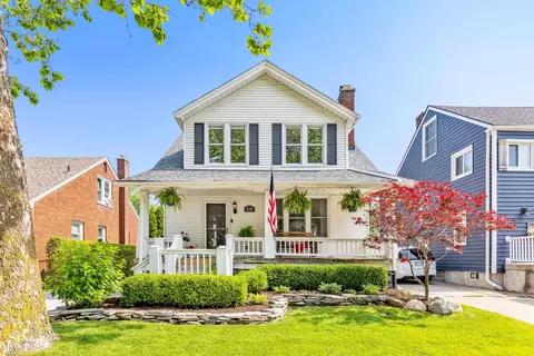 1756 Brys Dr, Grosse Pointe Woods, MI 48236