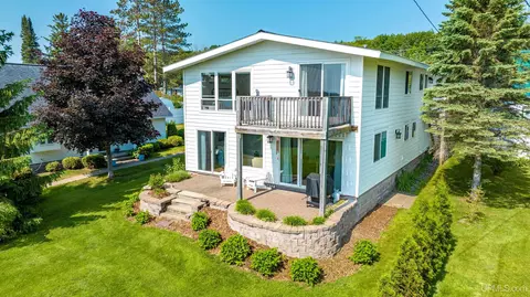 42820 Lakeshore, Chassell, MI 49916
