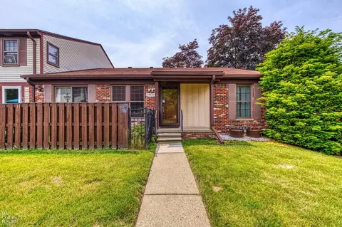 39567 Old Dominion Dr, Clinton Township, MI 48038