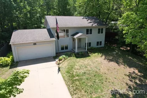 2633 W Ctr, Marquette, MI 49855