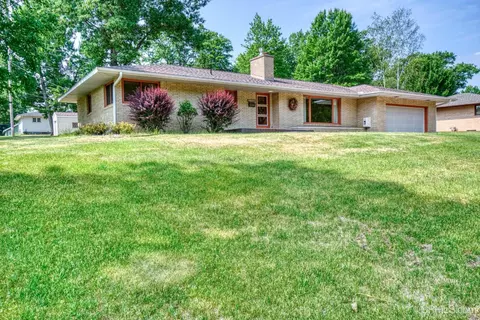 1645 Parkview Dr, Iron Mountain, MI 49801