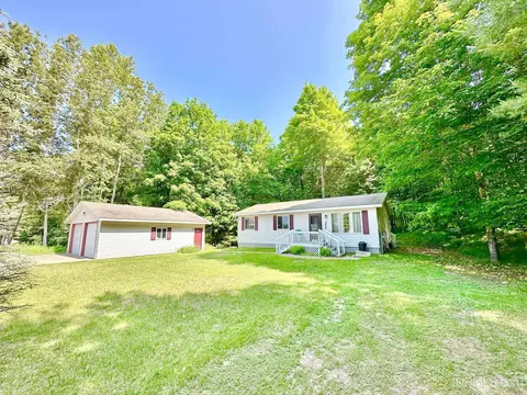 w9321 Peterson Drive, Iron Mountain, MI 49801