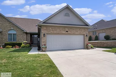 1860 Fairway Glen Ln, Saint Clair, MI 48079