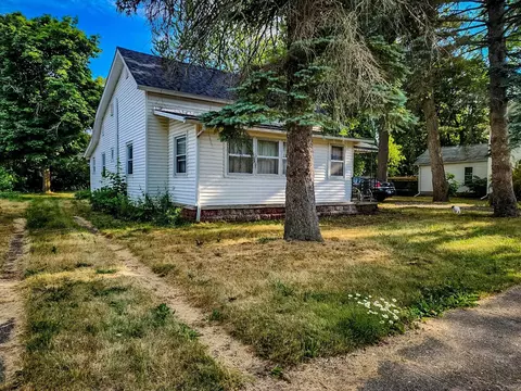 210 E Sixth, Clare, MI 48617 photo 3