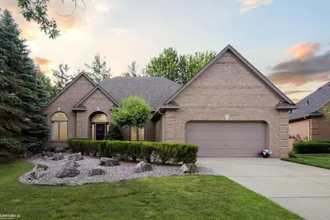 1033 Bloomview Cir, Rochester, MI 48307
