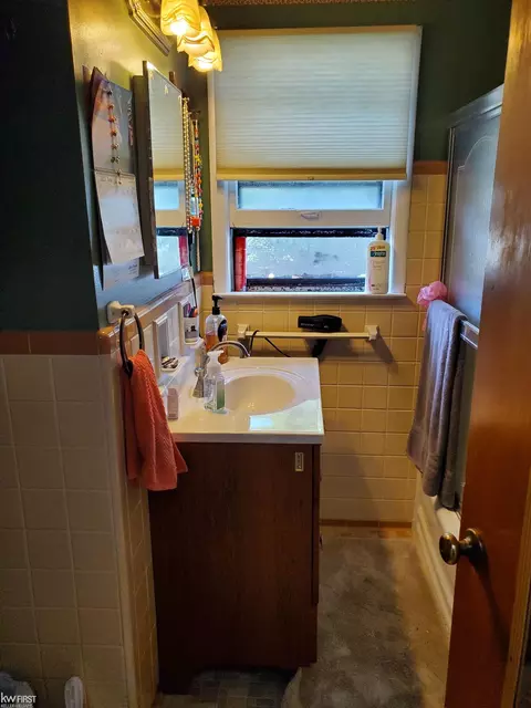 951 Hughes, Flint, MI 48503 photo 9