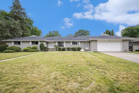 33 W Breitmeyer, Mount Clemens, MI 48043