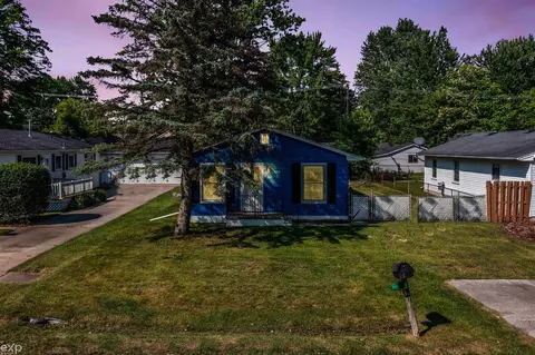 948 Liberty St, Algonac, MI 48001 photo 2