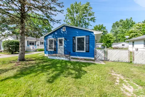 948 Liberty St, Algonac, MI 48001 photo 4