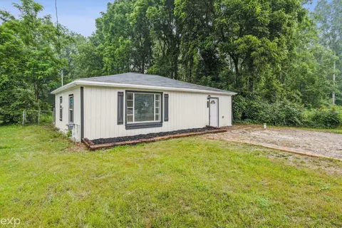 3221 E Hemphill, Burton, MI 48529 photo 2