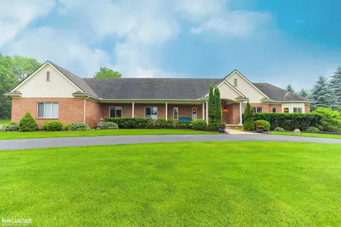 939 Baldwin Meadow Dr, Oxford, MI 48371