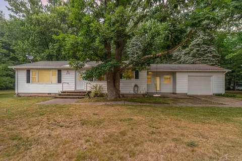 120 Lakeview Ave, Houghton Lake, MI 48629