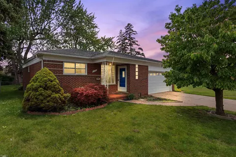 11438 Edgeton, Warren, MI 48093