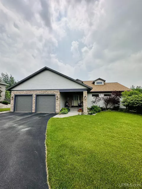 2816 Granite Pointe, Marquette, MI 49855