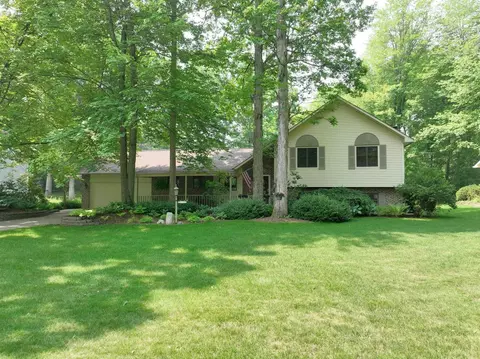 13217 Pine Valley Dr, Clio, MI 48420