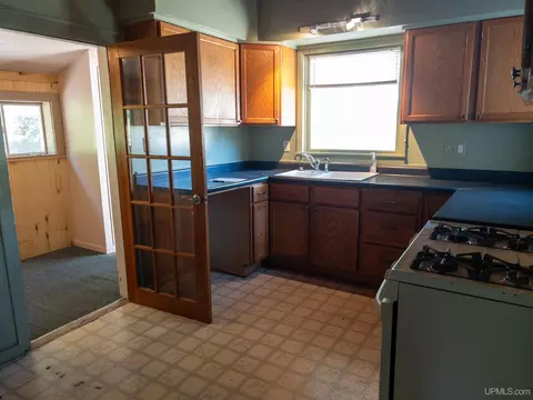 905 W Superior, Munising, MI 49862 photo 2