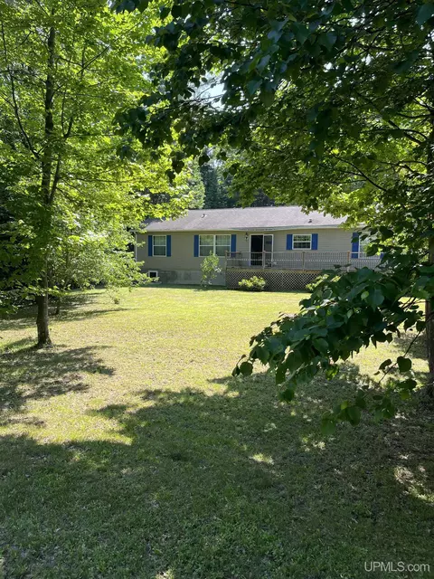 100 Wintergreen, Marquette, MI 49855