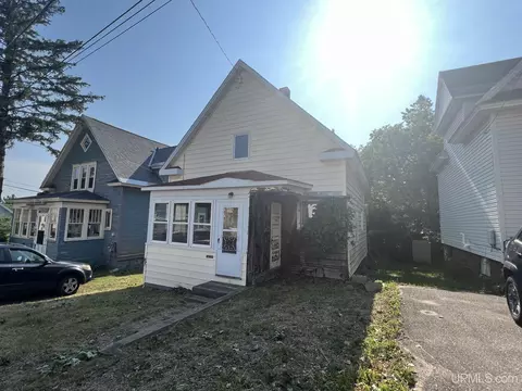 1104 Cottage Row, Hancock, MI 49930
