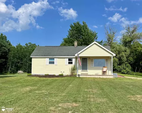 1600 Roods Lk, Lapeer, MI 48446