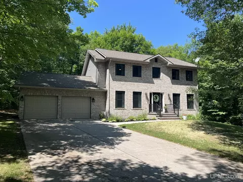 806 Oak Grove Pkwy, Houghton, MI 49931