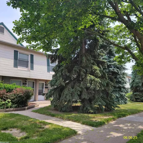 99 Floral #4, Mount Clemens, MI 48043