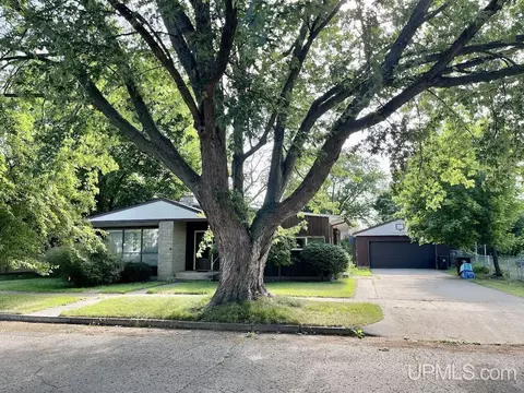 1109 S 17th, Escanaba, MI 49829