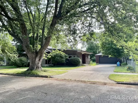 1109 S 17th, Escanaba, MI 49829 photo 2