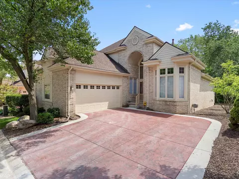 38133 S Vista Dr, Livonia, MI 48152