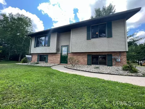 3885 145 Rd, Escanaba, MI 49829