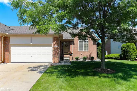 28173 Cottonwood Ct, New Baltimore, MI 48047