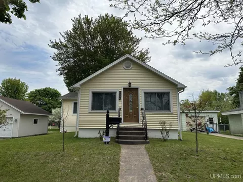 809 Montana, Gladstone, MI 49837