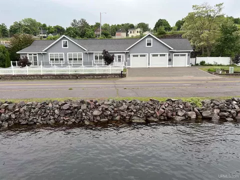 705 W Lakeshore, Houghton, MI 49931