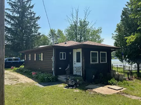 5648 Lakeside Dr, Gladwin, MI 48624