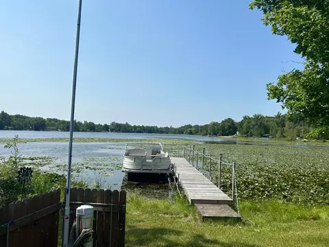 5648 Lakeside Dr, Gladwin, MI 48624 photo 2
