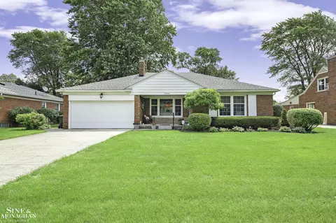 20640 Fairway, Grosse Pointe Woods, MI 48236
