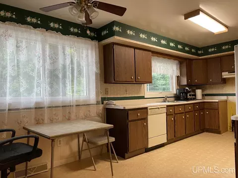 332 E Kingsford, L'anse, MI 49946 photo 3
