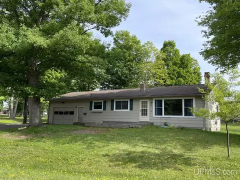 332 E Kingsford, L'anse, MI 49946 photo 2
