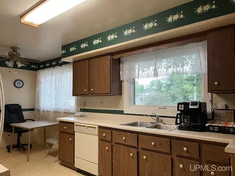 332 E Kingsford, L'anse, MI 49946 photo 4