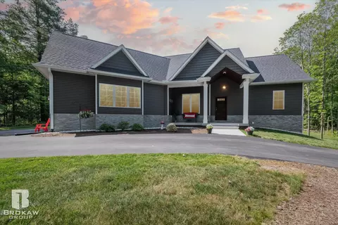 2933 Secluded Pines Dr, Oxford, MI 48371