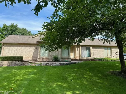 43111 W Kirkwood Dr, Clinton Township, MI 48038