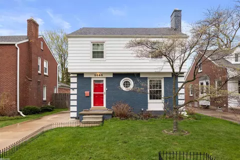 2065 Hunt Clb, Grosse Pointe Woods, MI 48236