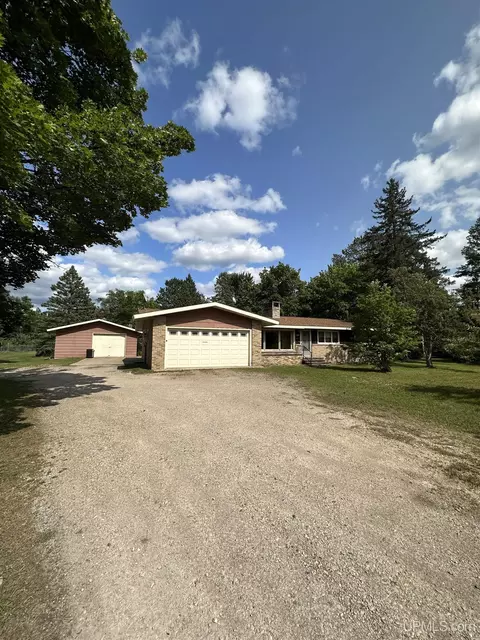 8764 State Highway M35, Gladstone, MI 49837