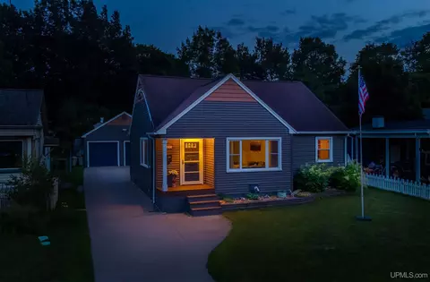 729 W College, Marquette, MI 49855