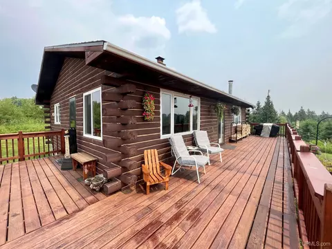 228 E Brule Lk, Iron River, MI 49935