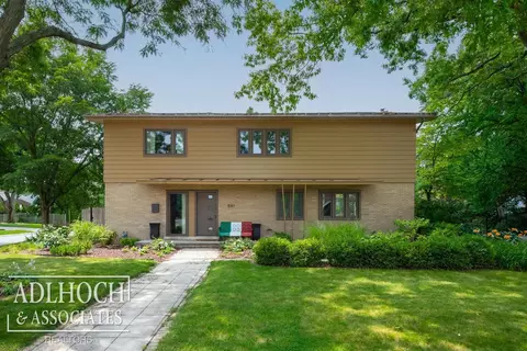 681 Roslyn, Grosse Pointe Woods, MI 48236