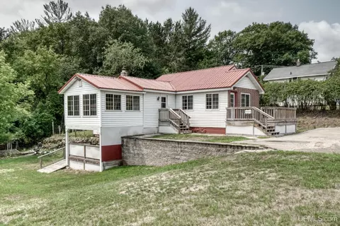 1503 W D St, Iron Mountain, MI 49801